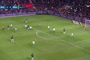 是点球吗❓️巴西队禁区内送点，玻利维亚球员点射破门1-0领先