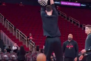 没想到篮球场也有古惑仔乌鸦！白衣14号大个子长得真像乌鸦